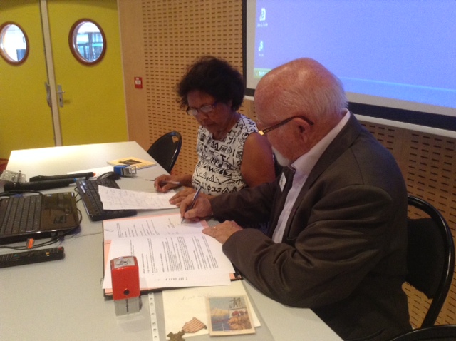 M.J. Issa et M. Vauthier signant la Convention entre l'Académie de l'île de La Réunion et le lycée Lagourgue